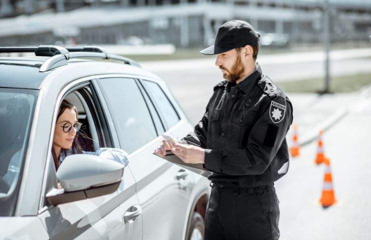 Poliziotto fa una multa