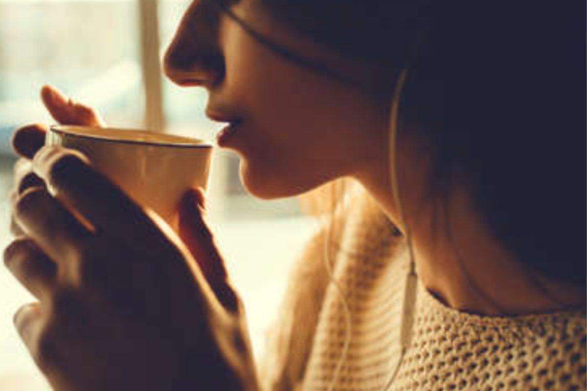 Bere il caffè al mattino può far male alle donne