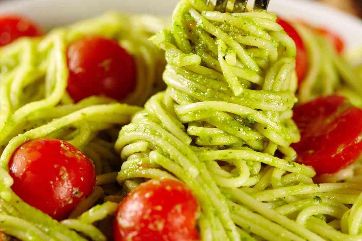 ricetta spaghetti pesto ricotta pomodorini