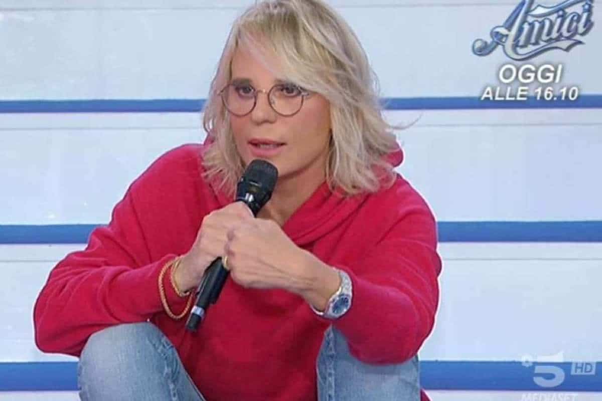 maria de filippi nello studio di uomini e donne