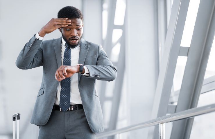 Uomo guarda l'orologio