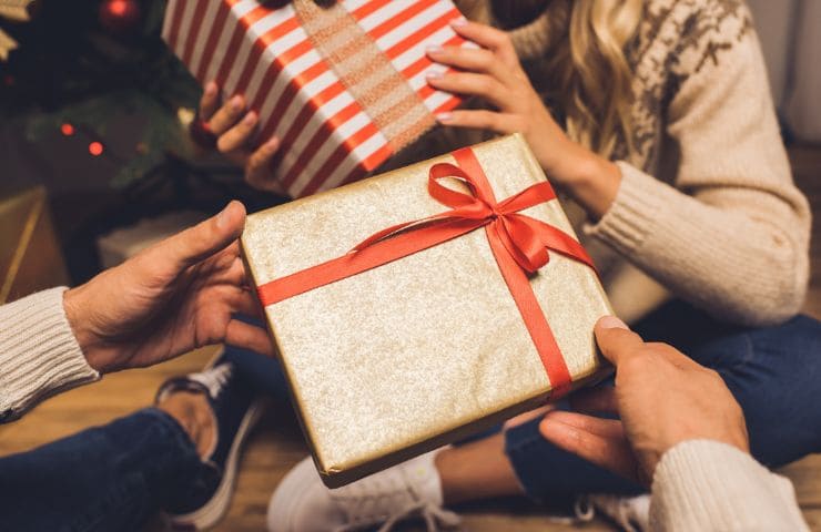 persone che si scambiano regali a Natale