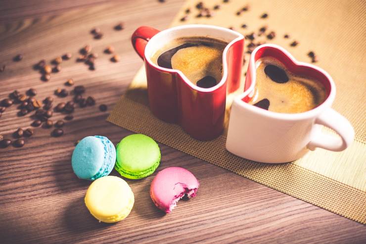 tazzine di caffè e macarons