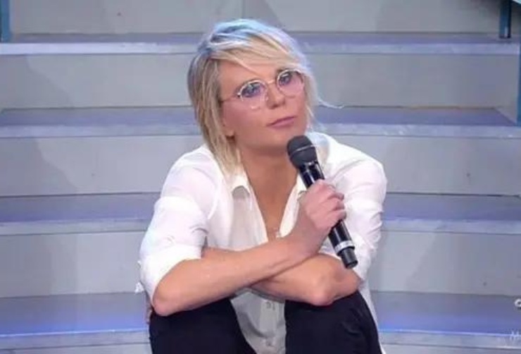 maria de filippi lo riporta in studio